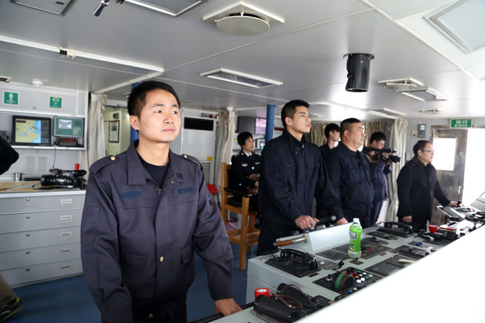 执法人员驾驶中国海警2112船在海上开展执法巡查.JPG