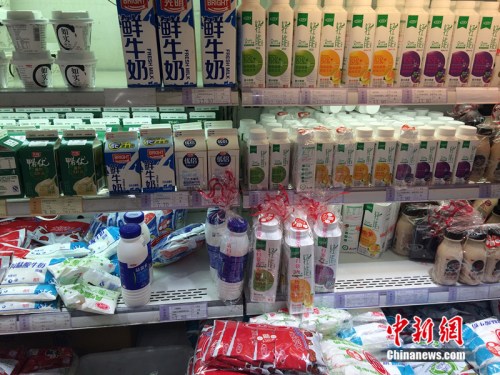 资料图：北京市一家超市销售的牛奶。<a target='_blank' href='http://www.chinanews.com/' _fcksavedurl='http://www.chinanews.com/' >中新网</a> 邱宇 摄