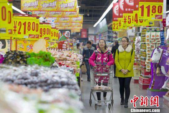 资料图：山西太原，民众在超市选购生活用品。　张云 摄