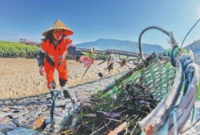  海滩捡拾垃圾。