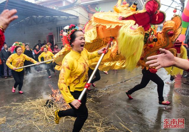 泉州：妈祖巡香雨中举行 蟳埔女演绎闽南风情