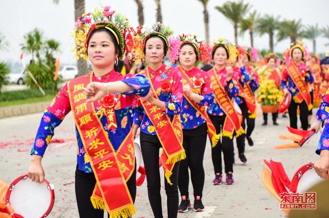 泉州：妈祖巡香雨中举行 蟳埔女演绎闽南风情