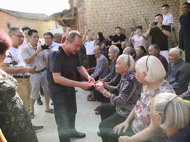 图2为：福建工程学院漳州校友会会长陈宇超为老人送上慰问金。.jpg