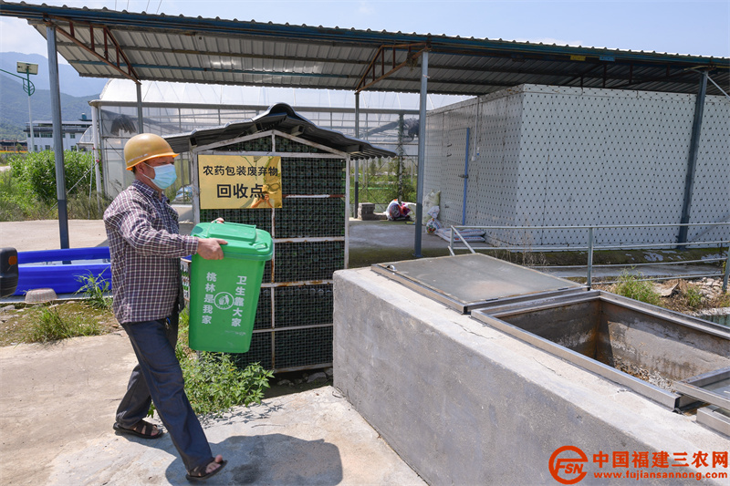 光泽县桃林村的“火龙果种植基地”厨余垃圾水肥一体化沤肥池.jpg