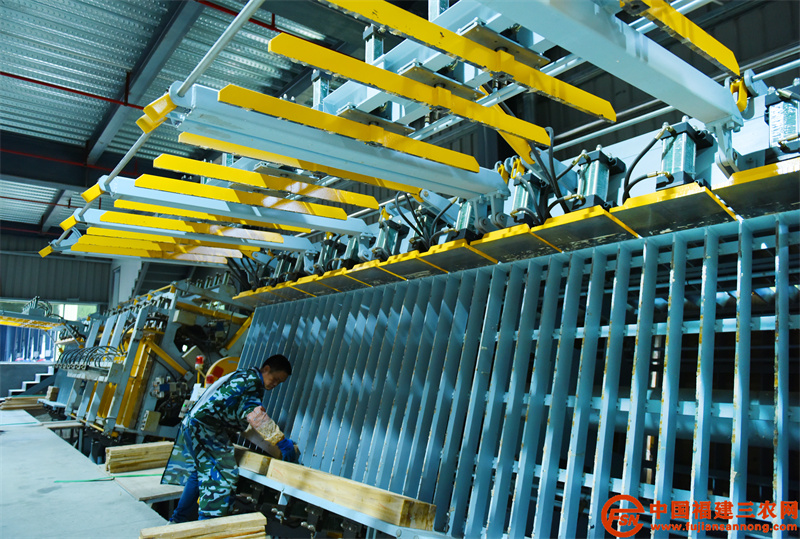 日前，在顺昌县升升木业有限公司增资扩产项目新建厂房车间，工人在生产线上忙碌着。 (2).jpg