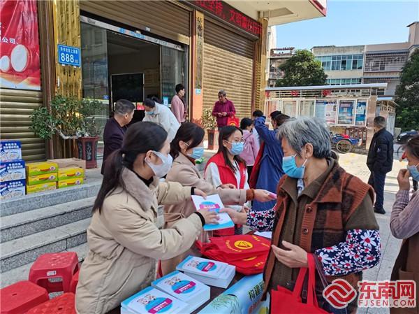 暖心扶困 莆田市计生协会牵头组织慰问7户困难户