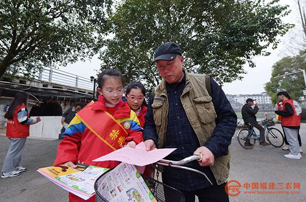 3月1日，在福建省南平市浦城县西门公园，该县红领巾禁毒宣讲队的小宣讲员向市民讲解禁毒知识（黄杰敏 摄） (6).jpg