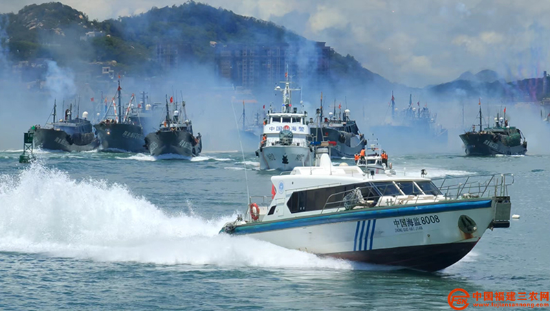 东山海域，中国海监8008艇为开渔渔船护航.jpg