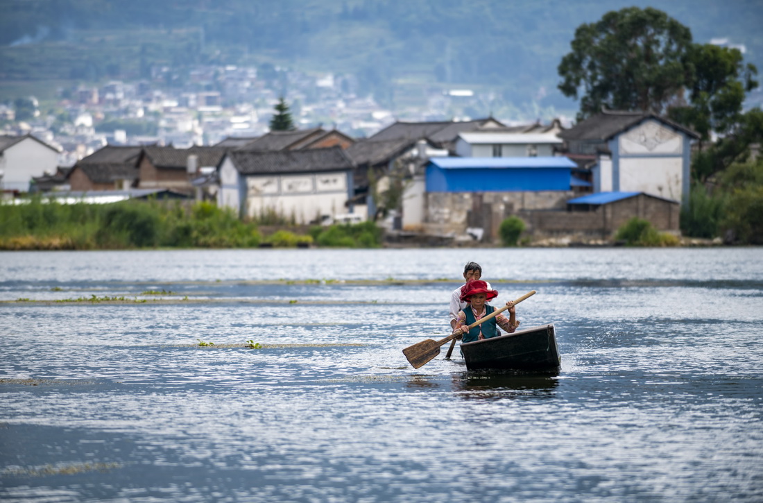 9月28日，洱源西湖当地村民划船出行。新华社记者 陈欣波 摄