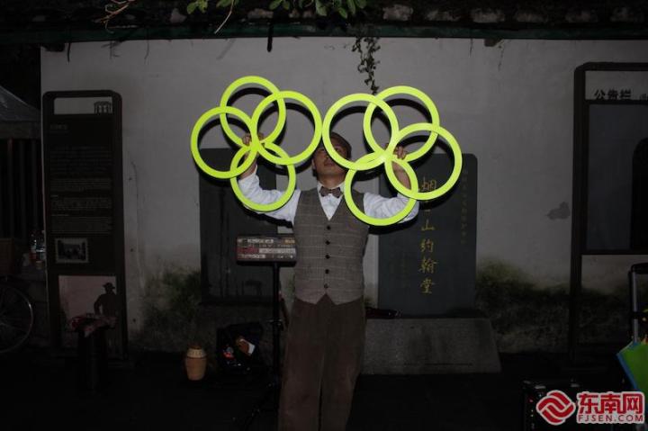 花漾街区内，魔术师正在街头表演。东南网见习记者 周霞 摄