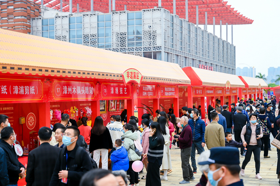 本届美食文化节设有10个特色展区，吸引众多市民游客前来体验。主办方供图