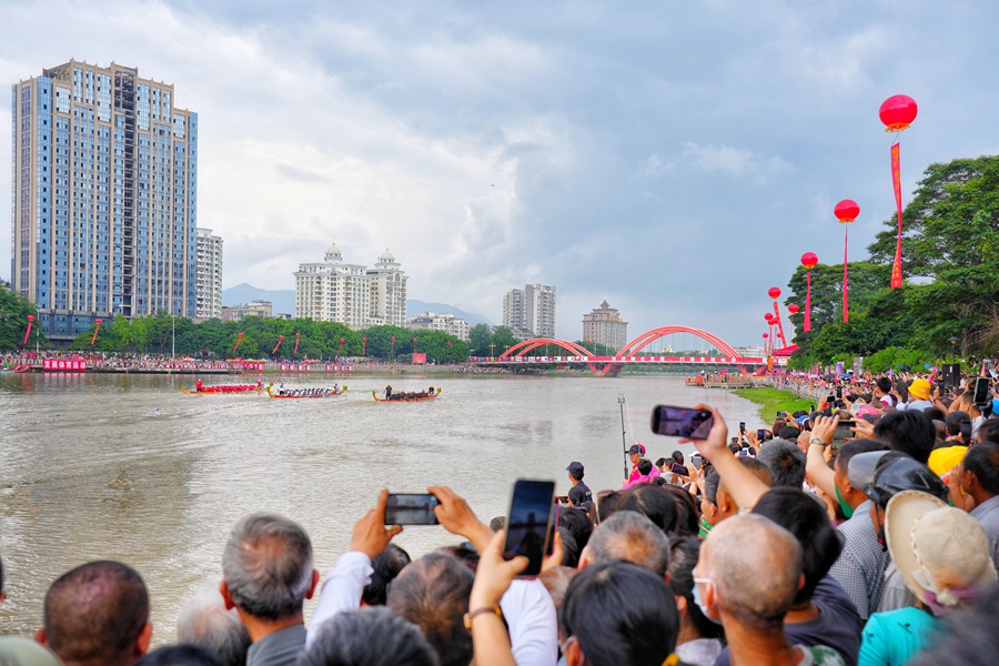 6月23日，仙游“金威杯”龙舟比赛引来村民游客们热情围观。陈晓威摄