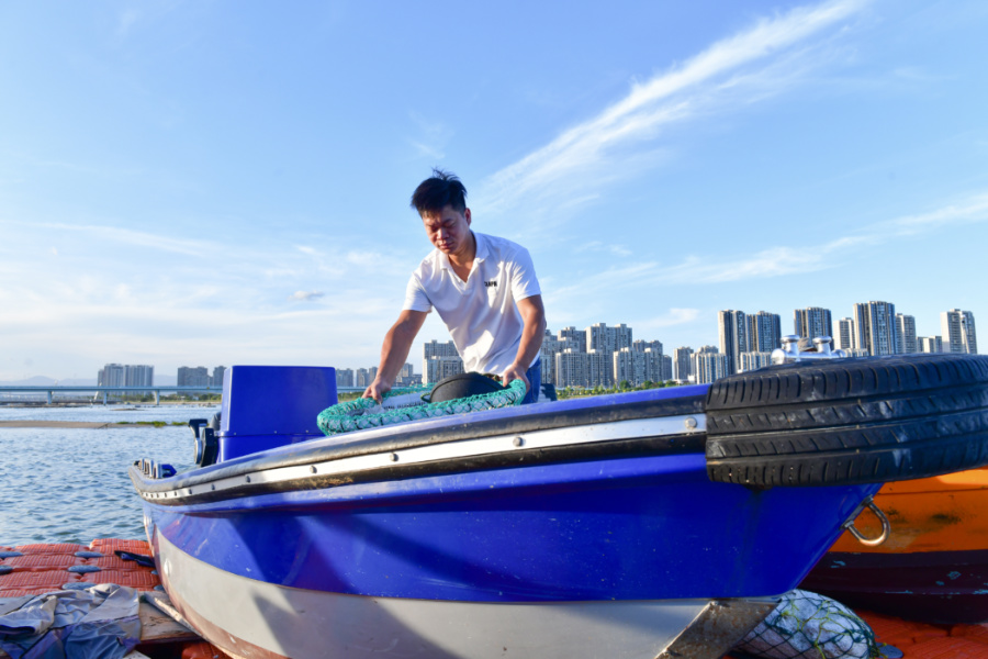 陈燕武整理渔具。夏海滨摄