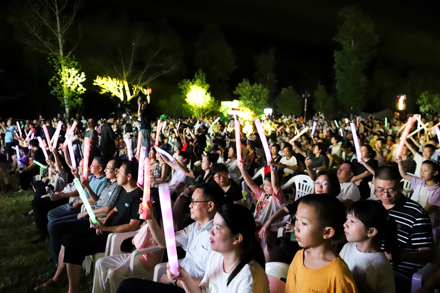 数千名现场观众跟随音乐节拍挥动荧光棒.jpg