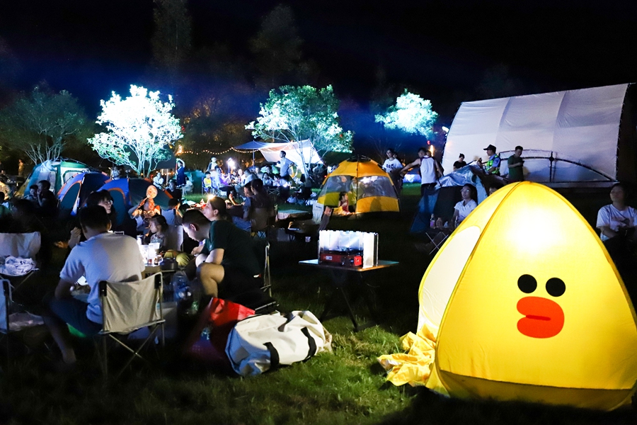 游客搭起帐篷、品着美食欣赏音乐。