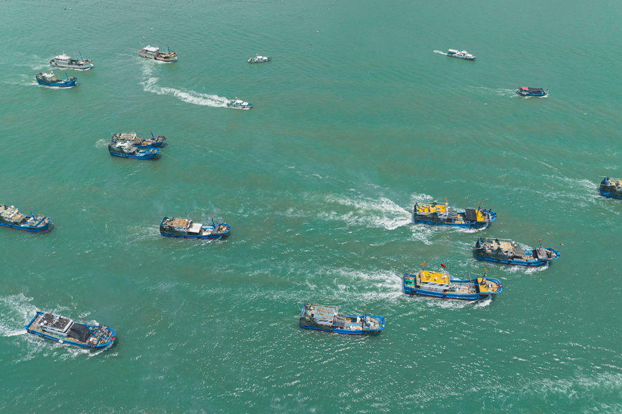 16日，漳州共有三千多艘渔船奔赴大海，开启新一轮的耕海牧渔。魏聚华摄