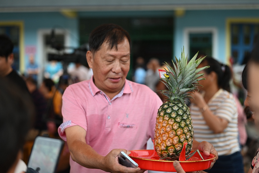 竞拍者喜提大菠萝一颗。裴锦泽摄