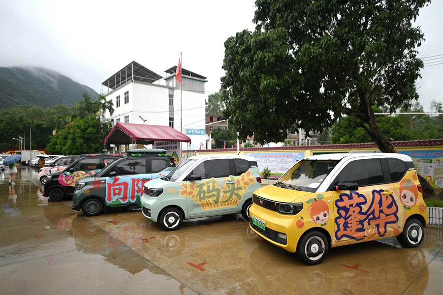 文化节当天，印有南安各地名的文化车前来“助阵。裴锦泽摄