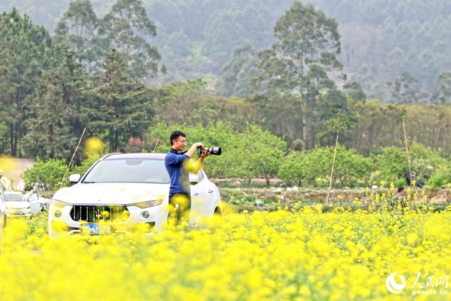 慕名而来的游客，携带专业相机踏青赏花。人民网 李昌乾摄