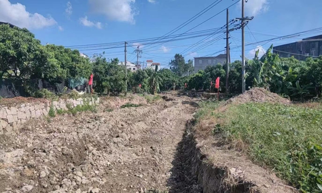 整治前的渔苏河，护岸老化破损，行洪能力不足